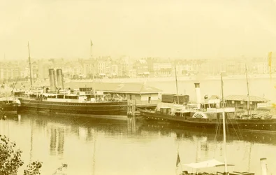 Vista delle navi a vapore nel porto di Weymouth, c.1903